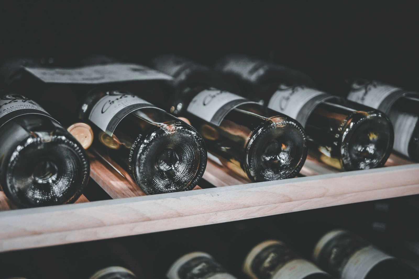Bouteilles de vin en cave