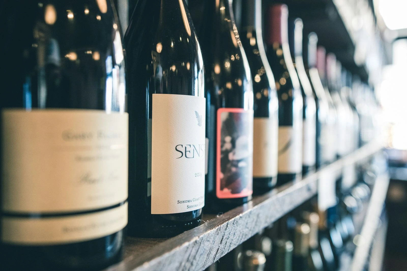 Cave à vins, bouteilles en rangée