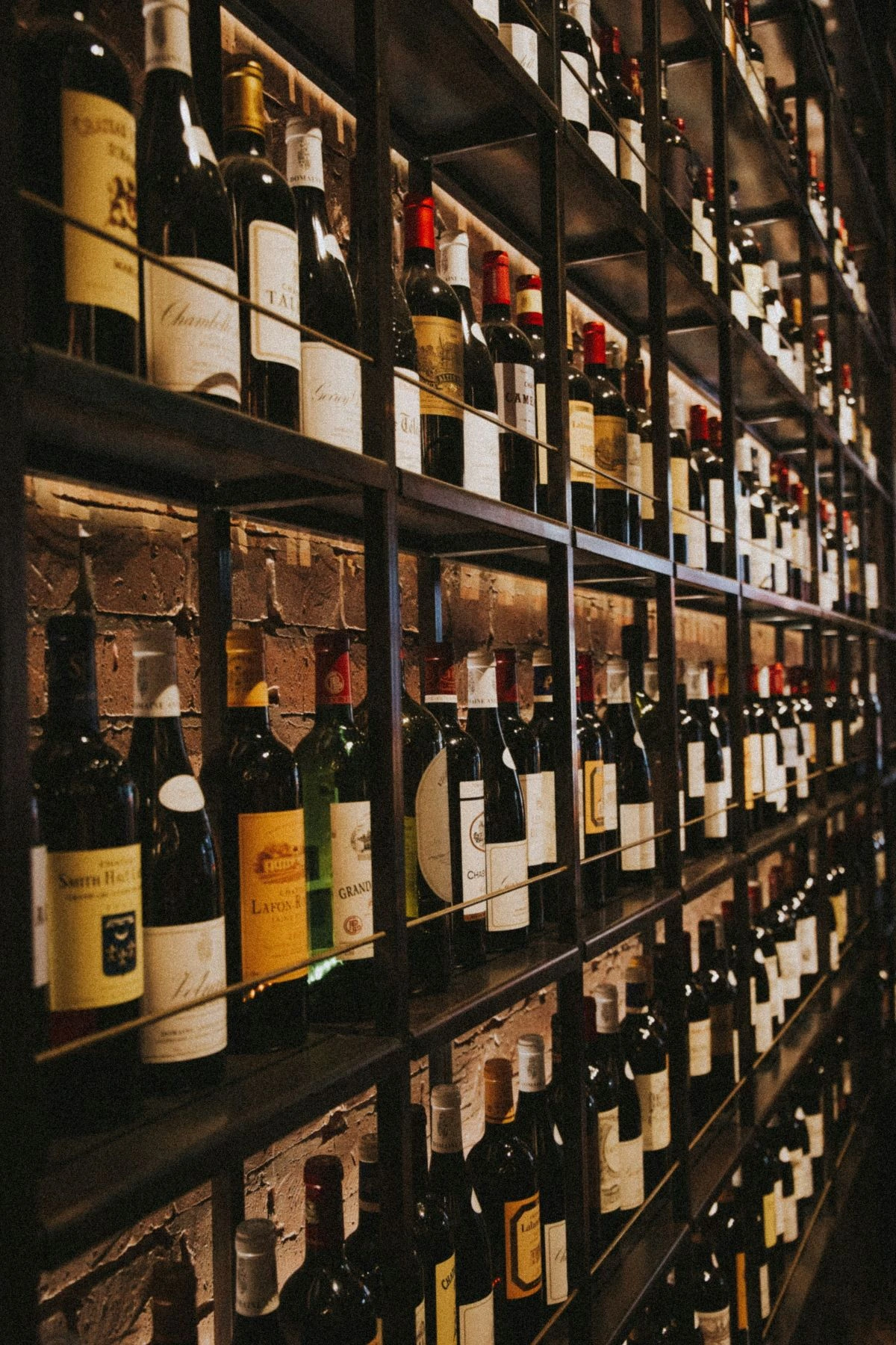 Étagère remplie de vins sur plusieurs niveaux
