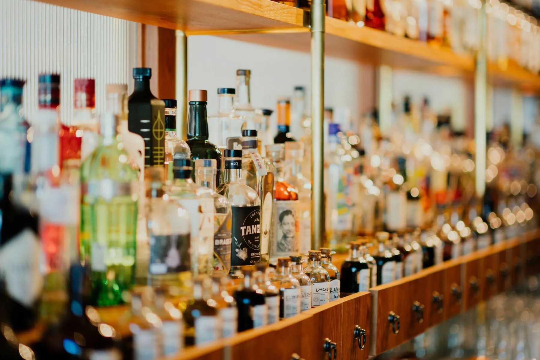 Bar entièrement garni de spiritueux