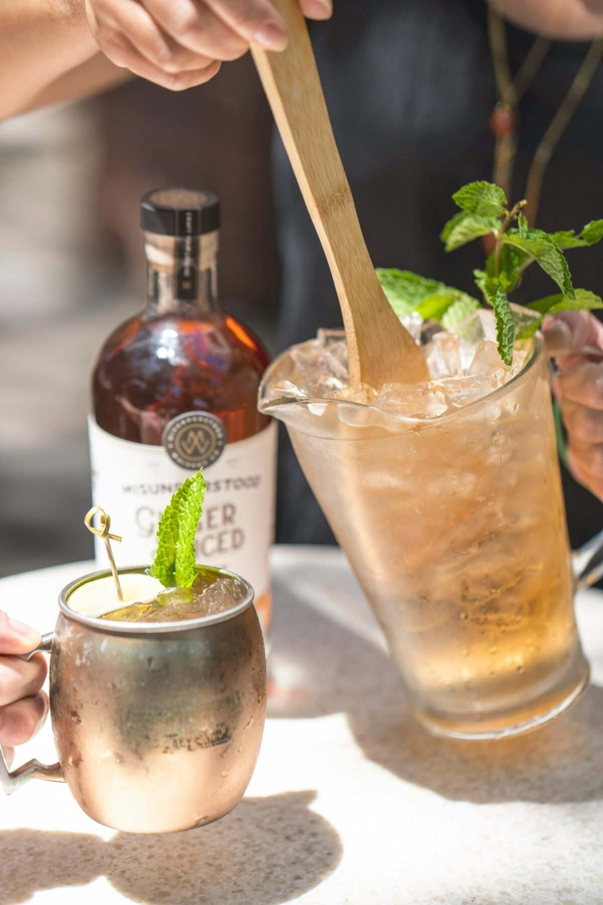 Barman préparant un cocktail